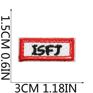 Guide des dimensions du mini écusson brodé ISFJ montrant une taille de 3cm x 1,5cm