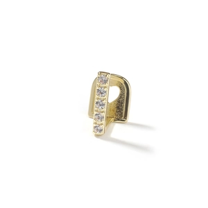 Detail van een vergulde hip-hop grillz met vijf ingelegde zirkonia stenen voor tanden