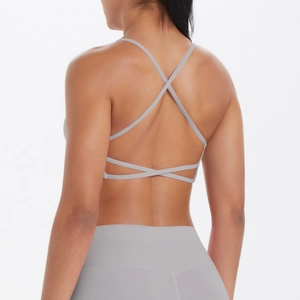 Vue détaillée du dos d'un soutien-gorge de sport gris avec bretelles croisées pour le fitness