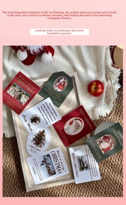 Dettaglio del set di biglietti di auguri di Natale vintage e adesivi in vassoio decorato