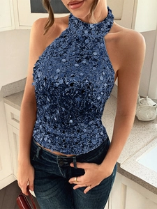 Nahaufnahme des eleganten blauen Pailletten-Neckholder-Tops mit rückenfreiem Design