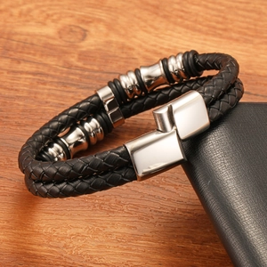 Zweilagiges Herren-Lederarmband in Schwarz mit Edelstahl-Verschluss auf Holzgrund