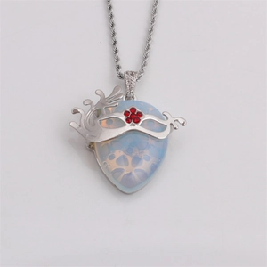 Collier chaîne torsadée argentée avec pendentif opale et détail de masque en strass rouge
