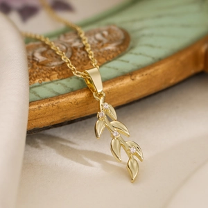 Elegant gold leaf pendant necklace with small zircons and delicate golden chain