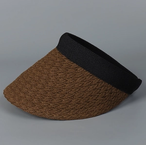 Detail eines Stroh-Sonnenvisier-Stirnbands mit brauner Textur und schwarzem Elastiksaum