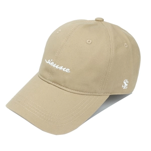 Détail de la broderie sur casquette de baseball beige en coton à bord large pour femme