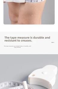Détail du ruban à mesurer blanc montrant la bande flexible en fibre de verre de 60 pouces