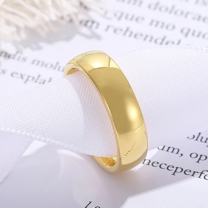 Vue macro de la bague en acier inoxydable doré poli de 6mm sur ruban blanc