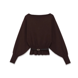 Elegante top in maglia color cioccolato con scollo a barca e cintura dorata