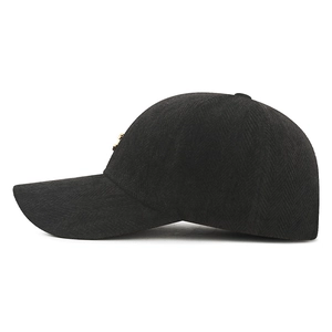 Casquette de baseball classique noire à chevrons avec un logo en métal doré sur blanc