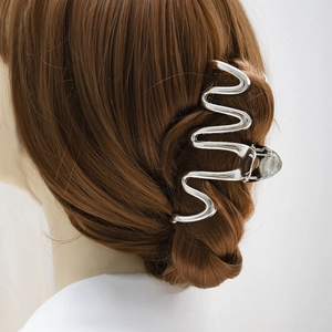 Large Snake Shaped Metal Hair Claw Clip Wavy Non-Slip Shark Hairpin For Women Electroplated Zinc Alloy Hair Accessories