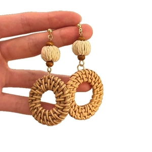 Boucles d'oreilles bohèmes en rotin avec perles en bois et tiges en argent fin