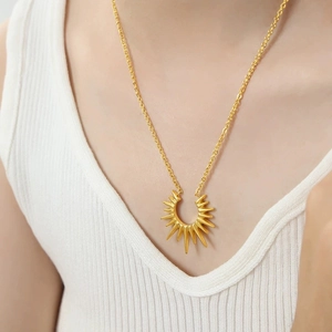 Collier mode avec pendentif étoile dorée sur une chaîne minimaliste en acier inoxydable