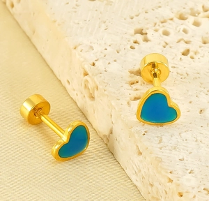 Vue détaillée de boucles d'oreilles cœur en émail bleu et fermoirs dorés à vis