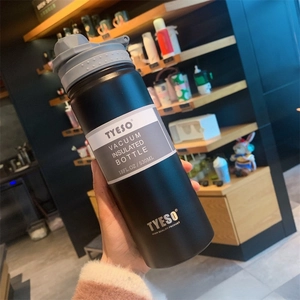 Close-up of TYESO matte black 530ml stainless steel vacuum flask being held by hand