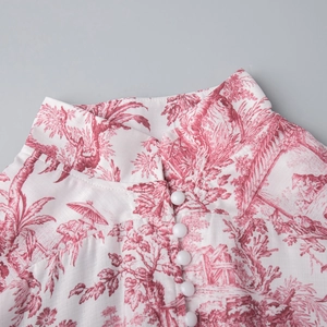 Vue détaillée du col montant et de l'imprimé Toile de Jouy rouge sur la robe en lin