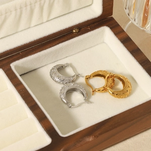 Retro C-shape hoop earrings in gold and silver with hammer textured finish