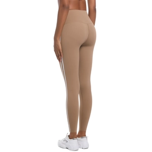 Détail du legging de yoga taille haute avec doubles bandes latérales et effet galbant