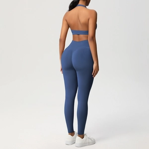 Vista posteriore del set yoga blu con reggiseno sportivo allacciato al collo e legging