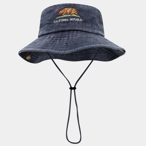 Détail de la broderie ours California Republic sur bob en coton délavé vintage