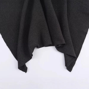 Chique asymmetrische gebreide poncho voor dames in zwart met fijne textuur