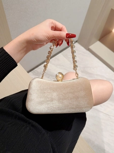 Bolso de noche elegante en terciopelo champán con asa de perlas y cierre para eventos de gala
