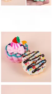Detail von realistischen Cupcake- und Donut-Anhängern mit Gitter-Schleife und Streuseln