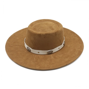Détail du chapeau jazz marron avec ruban en cuir blanc et rivets fleuris en métal vintage