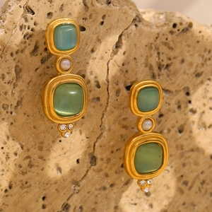 Vue détaillée de boucles d'oreilles vintage plaquées or 18K avec pierres et perles