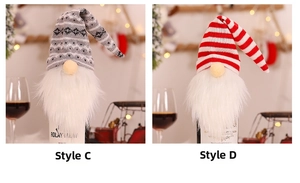 Detail von Weihnachts-Gnom-Weinflaschenhüllen mit Strickmützen und weißem Kunstpelzbart