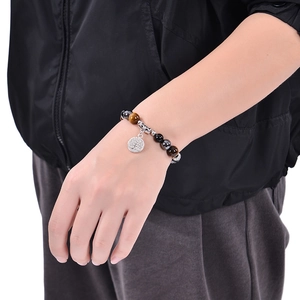 Bracelet en perles de jaspe zèbre avec pendentif Arbre de Vie porté au poignet