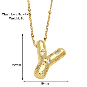 Détail du pendentif lettre Y dorée avec zircones et chaîne à billes de 44cm