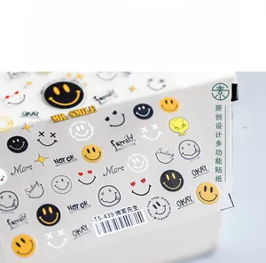 Detailansicht der TS-439 Nagelaufkleber mit matten gelben Smileys und Herzmustern