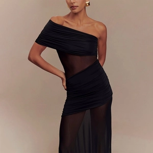 Robe longue noire à empiècements en résille, épaules dénudées avec fronces et transparence
