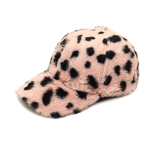 Gros plan sur la texture douce en peluche et le motif léopard rose sur la casquette de baseball