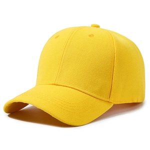 Dettaglio del twill di cotone giallo ad alta densità su un classico berretto a sei pannelli