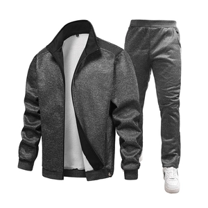 Détail d'un ensemble de survêtement gris pour homme avec veste à col montant