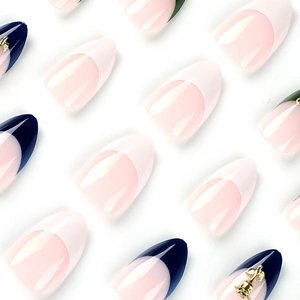 Faux ongles amande French avec rose 3D dorée et accents de cœur bleu marine