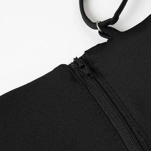 Dettaglio del tessuto a maglia nera con cerniera e sottile cinturino a spalla