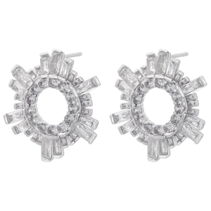 Vue macro de boucles d'oreilles tournesol en argent avec des zircons blancs étincelants