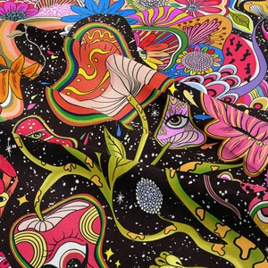 Gros plan macro de la tapisserie psychédélique champignon montrant la texture du tissu