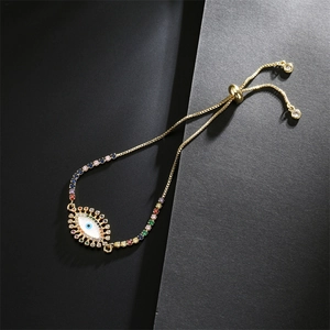 Détail macro du bracelet œil protecteur plaqué or 18K avec zircons colorés et fermoir coulissant