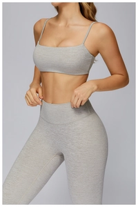 Dettaglio del set yoga avena melange con trama in maglia senza cuciture e vita alta