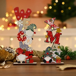 Détail d'ornements de Noël en bois avec gnome du Père Noël et lettres festives XMAS