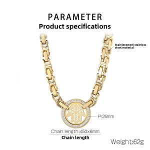 Détail du collier doré avec pendentif main de Fatma serti de cristaux brillants