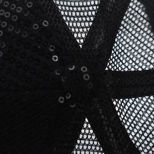 Détail de la casquette en maille respirante avec paillettes noires et coutures fines