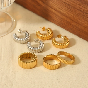 Vintage 18K gold stainless steel ribbed gear rings and C-shaped hoop earrings set