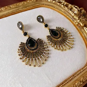 Boucles d'oreilles pampilles gouttes d'eau style palais vintage avec pierres noires