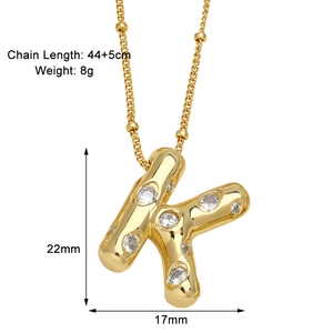 Détail du collier avec pendentif lettre K doré et zircons dimensions 22 mm par 17 mm