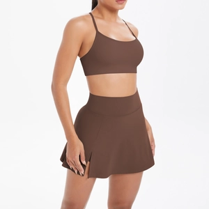 Détail de l'ensemble de sport marron foncé avec brassière et jupe de tennis à fente latérale
